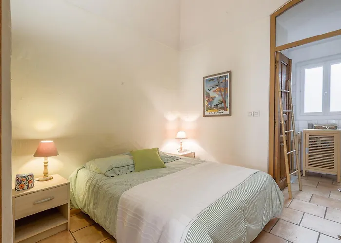 Le Napoleon - Appt A Moins Dun Km De La Apartment